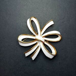 Crown Trifari Signed Vintage 50's Mid Century White Enameled Bow Ribbon Brooch